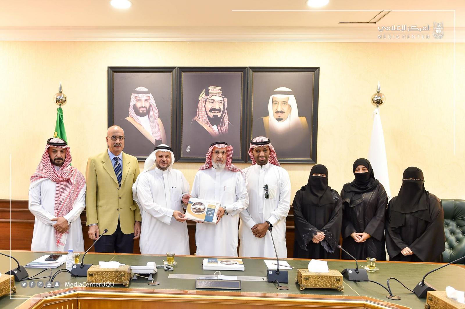 مدير جامعة أم القرى يتسلم الدليل الإجرائي لإعداد البرامج الأكاديمية وتطويرها